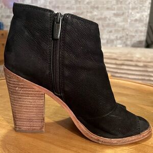 Vince Camuto Black Leather Peep Toe Ankle Booties Women Side Zip Stacked Heel